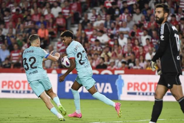 Lamini Yamal i Fermín celebrant el primer gol del Barça contra el Granada / Foto: EFE