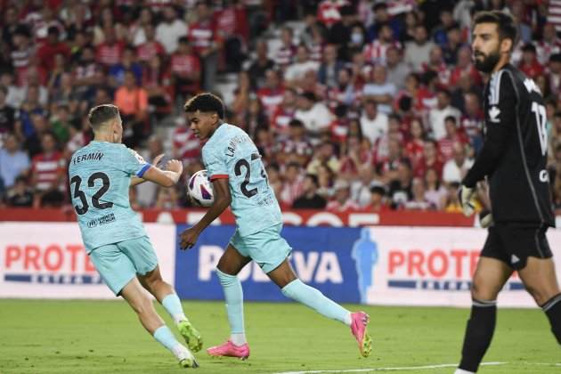 Lamine Yamal y Fermín celebrando el primer gol del Barça contra el Granada / Foto: EFE Lamine Yamal y Fermín celebrando el primer gol del Barça contra el Granada / Foto: EFE