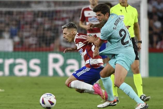 Sergi Roberto defensant Bryan Zaragoza durant el Granada - Barça / Foto: EFE
