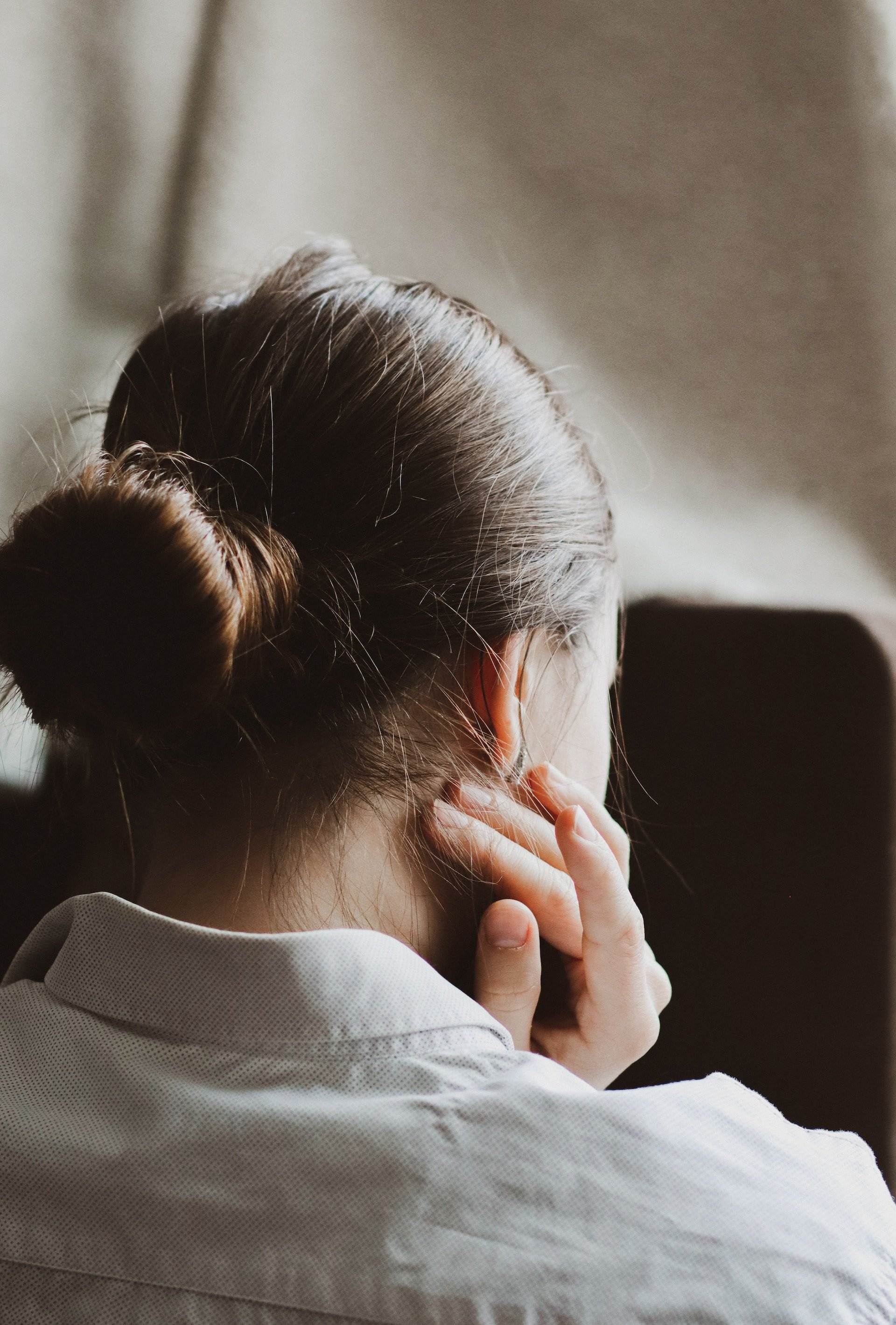 Trucos para minimizar el dolor cervical que genera el trabajo en la oficina