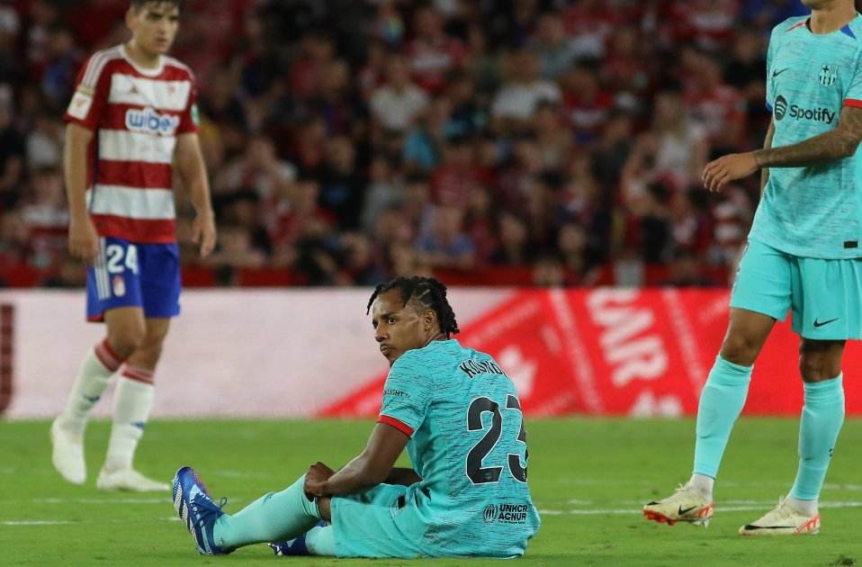 Jules Kounde, tras sufrir una lesión durante el Granada - Barça / Foto: EFE