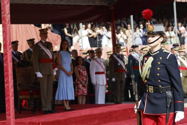 Els reis miren Elionor militar, CR Els reis miren Elionor militar, CR