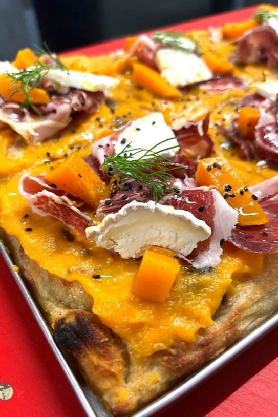 pizza de jamón, calabaza, queso de cabra e hinojo