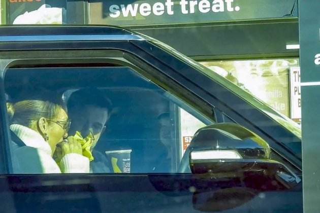 Jennifer López comiendo en el coche Jennifer López comiendo en el coche