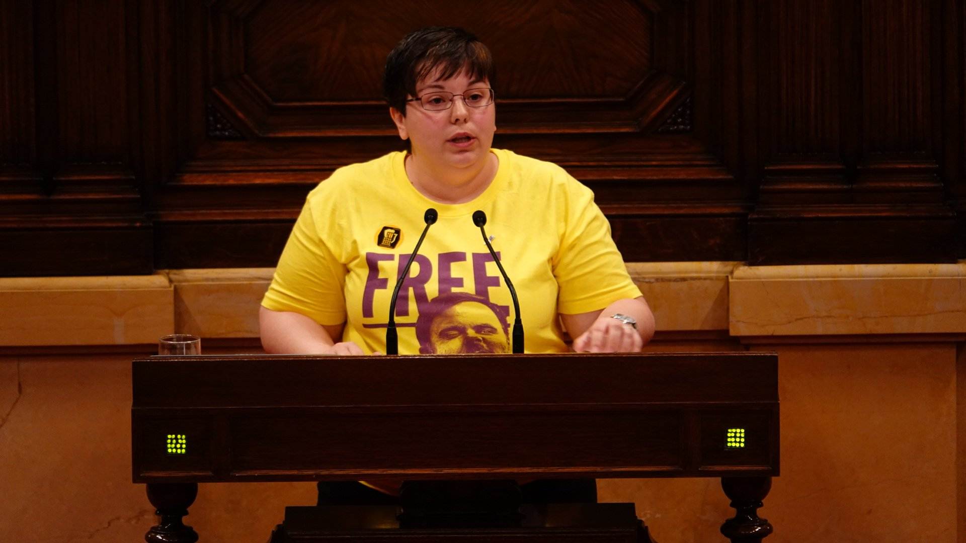 La camiseta 'Free Junqueras' llega al pleno del Parlament