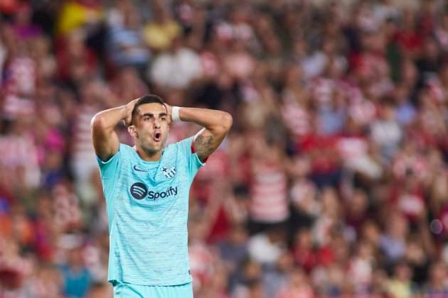Ferran Torres, lamentando un error durante el Granada - Barça / Foto: EFE