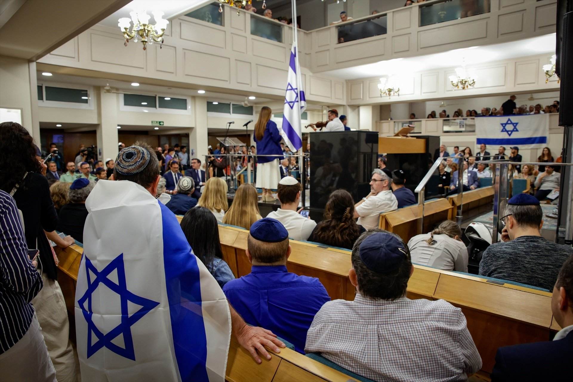 Mig miler de persones condemnen l'atac de Hamàs a Israel en un acte a Barcelona