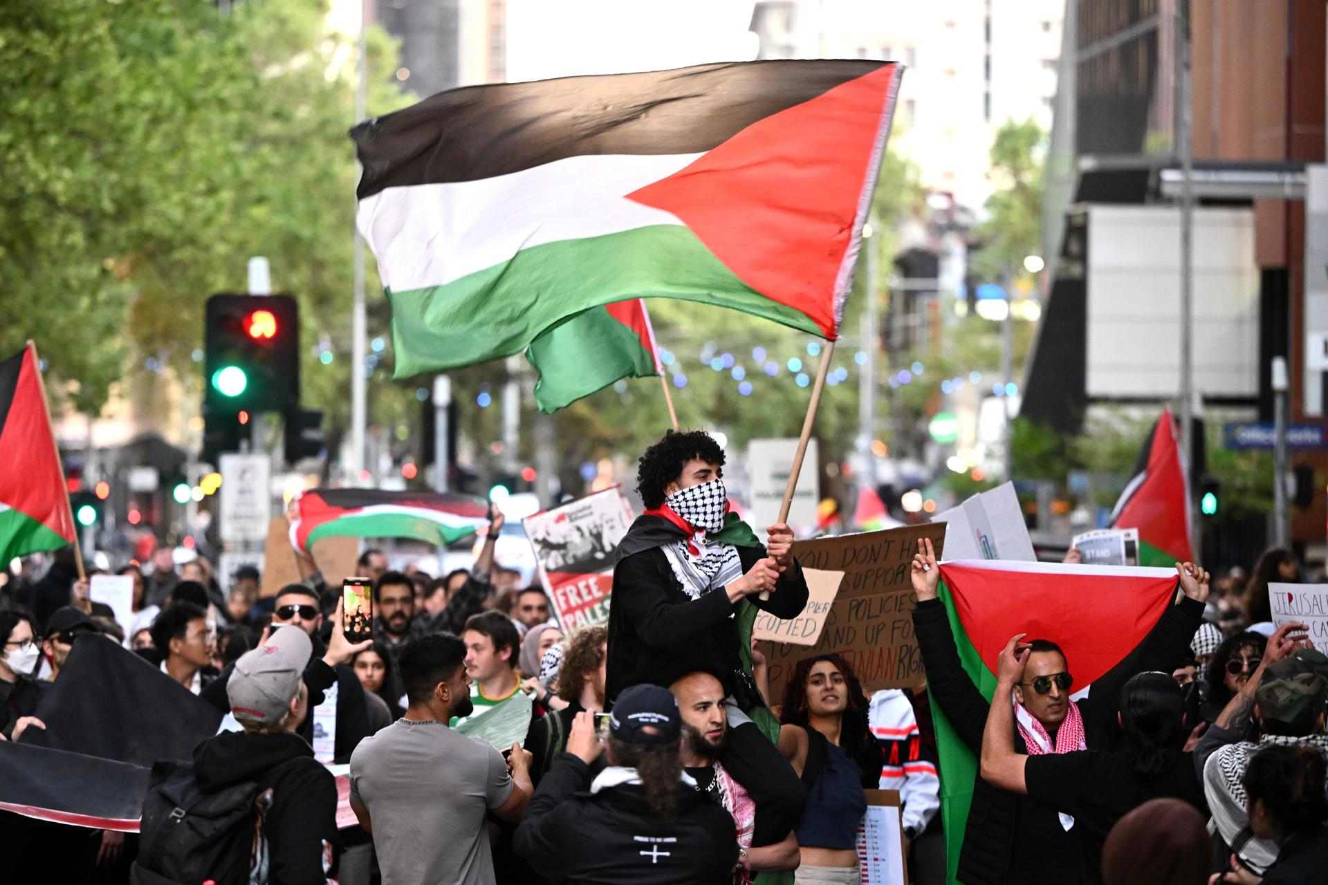 El Regne Unit adverteix que onejar la bandera palestina pot constituir un delicte