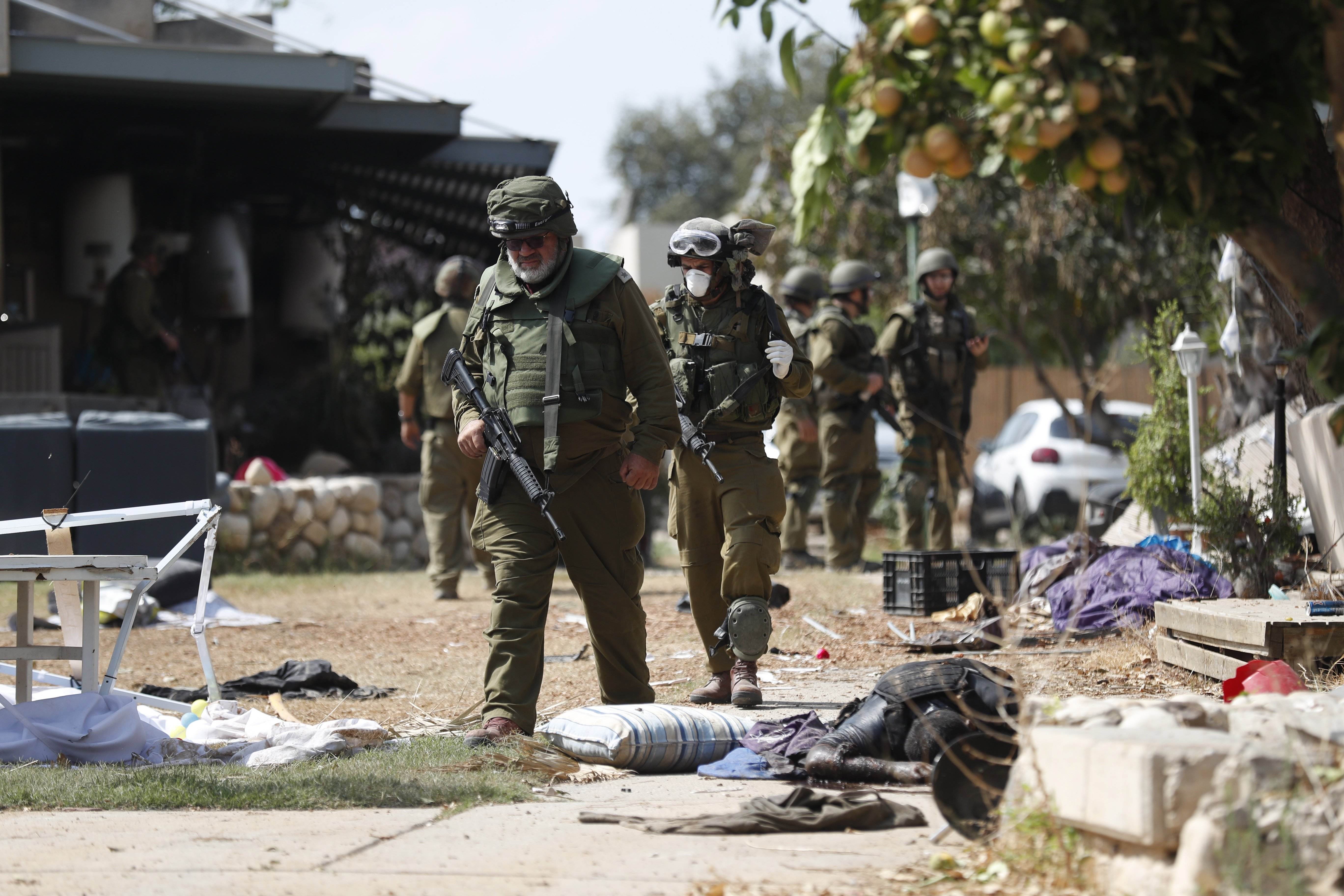 La matanza en el kibutz de Kfar Aza: encuentran centenares de cadáveres