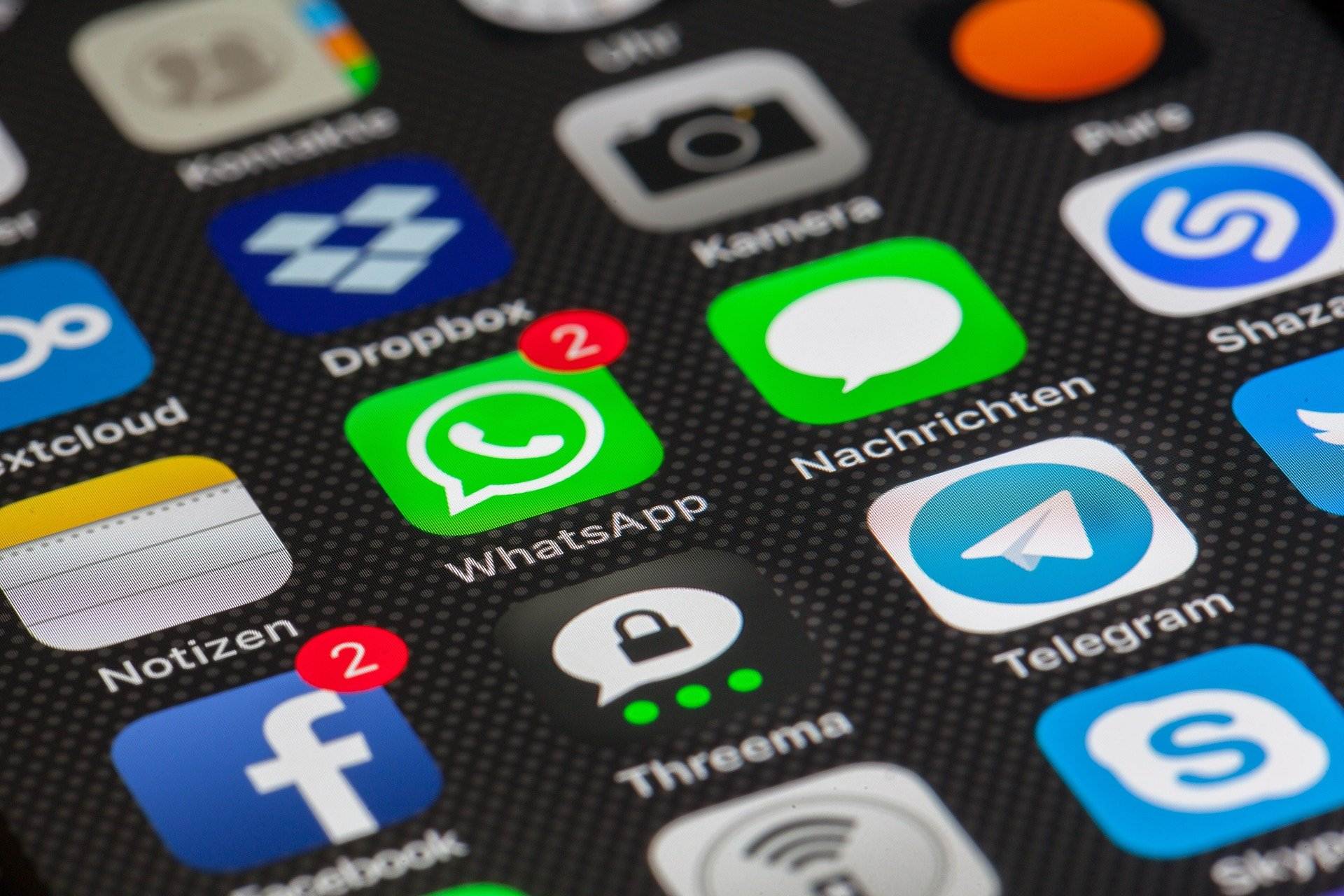 WhatsApp Vermell: què és, com instal·lar-lo i perills