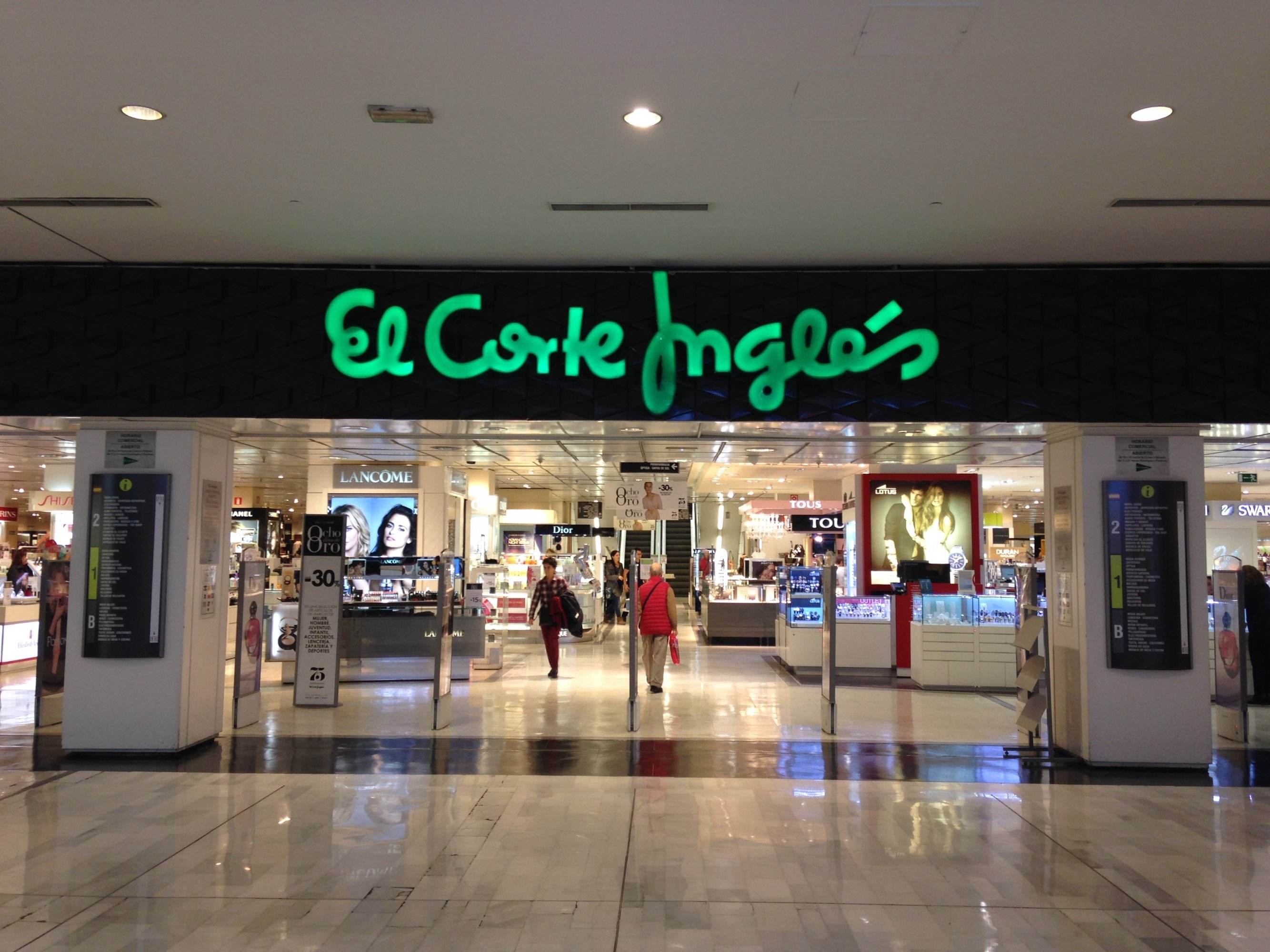 Matrícula d'honor per al vestit de llunes d'El Corte Inglés que conquereix les dones de la jet set