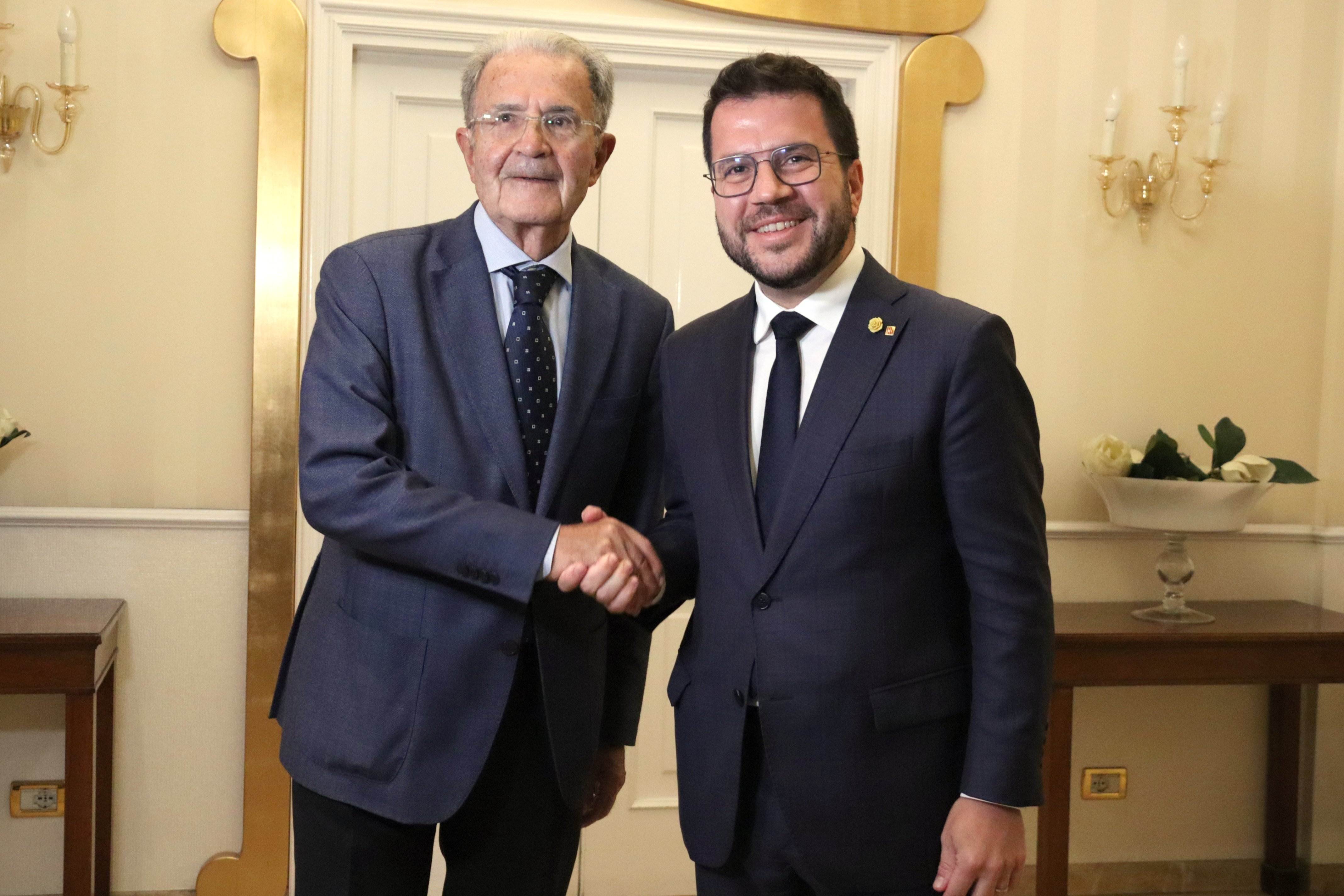 Aragonès se reune con el expresidente de la Comisión Europea, Romano Prodi, en Bolonia