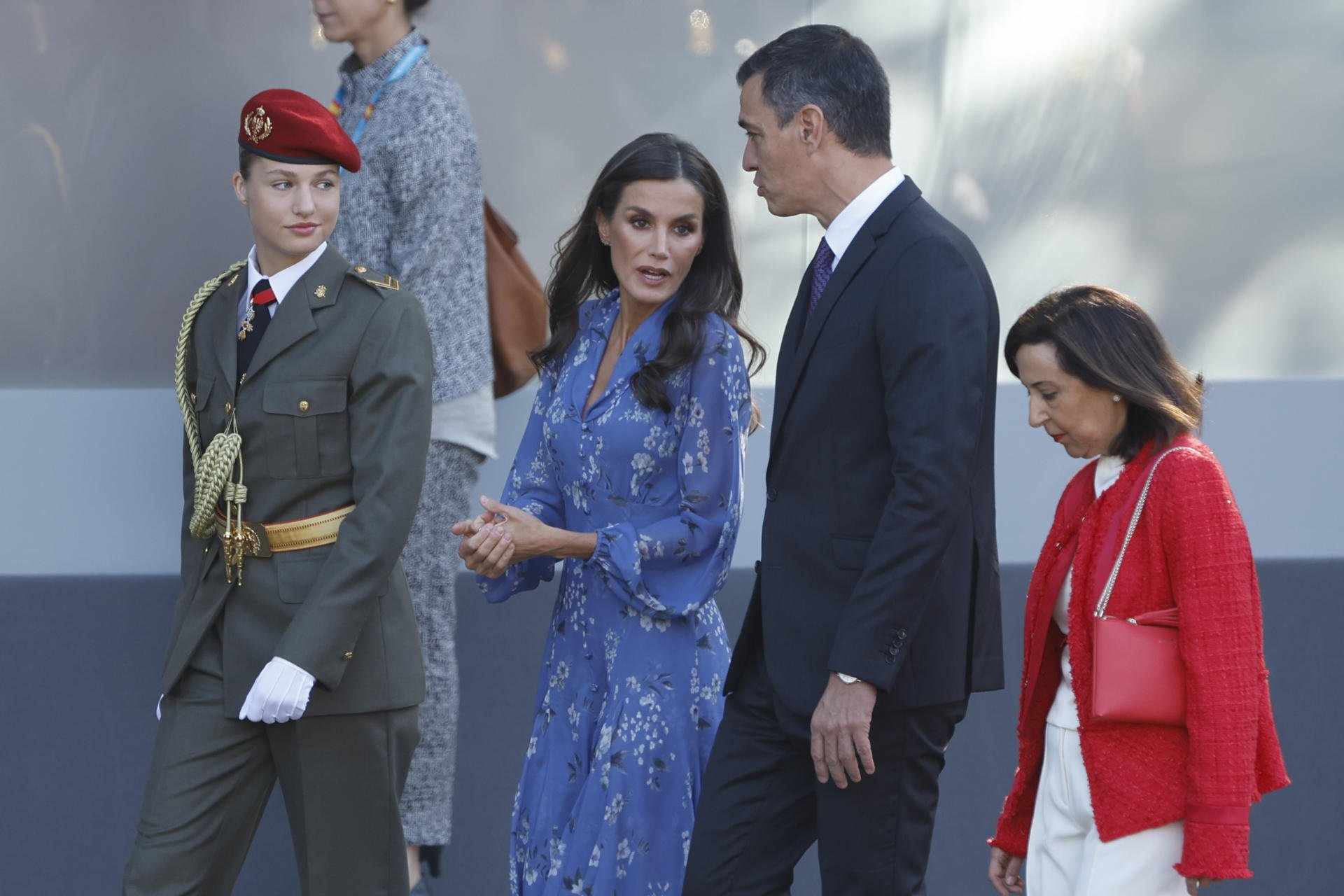 Pedro Sánchez amb Letizia, Elionor i ministra Robles desfilada 12 octubre Efe