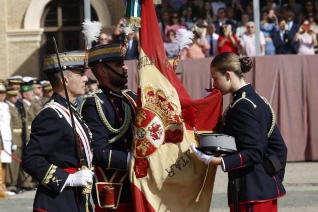 elionor jura bandera2