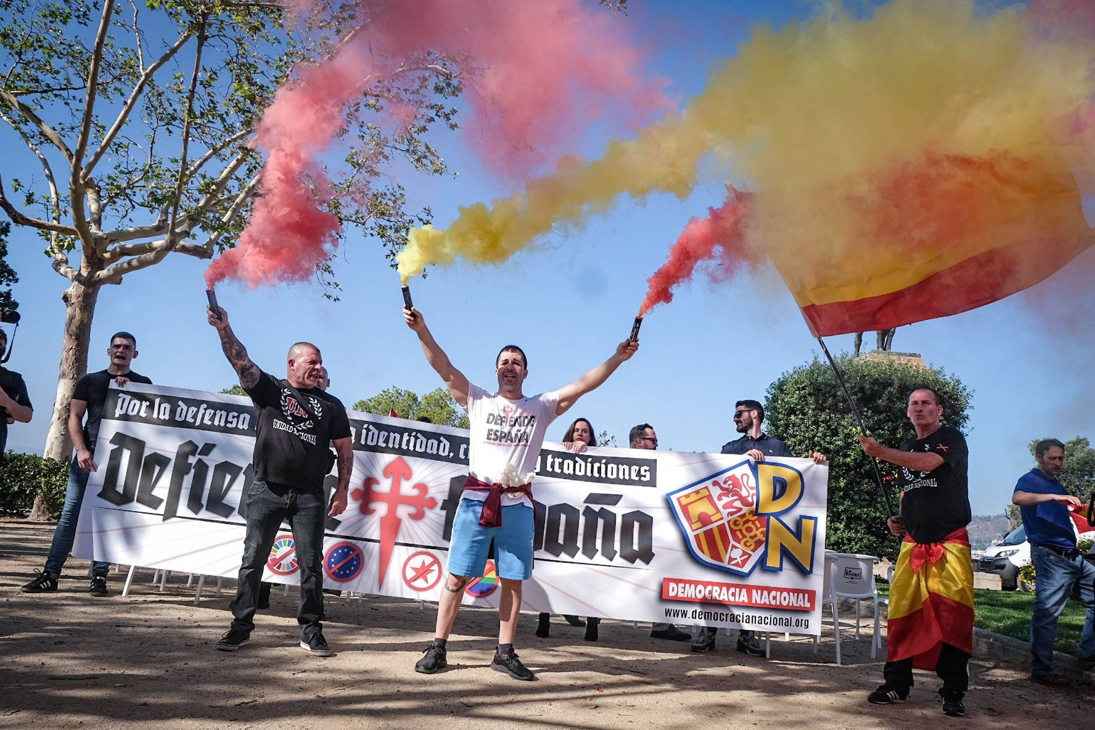 Quatre gats, enfadats i contra tothom, a l'acte ultra del 12 d'octubre a Montjuïc