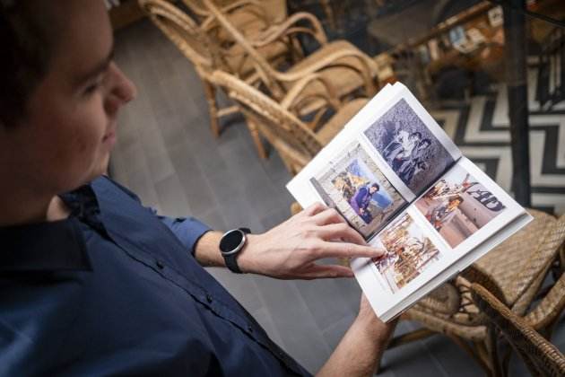 Abraham Orriols mostrant les fotografies de la Marina que surten al llibre. / Fotògraf: Carlos Baglietto