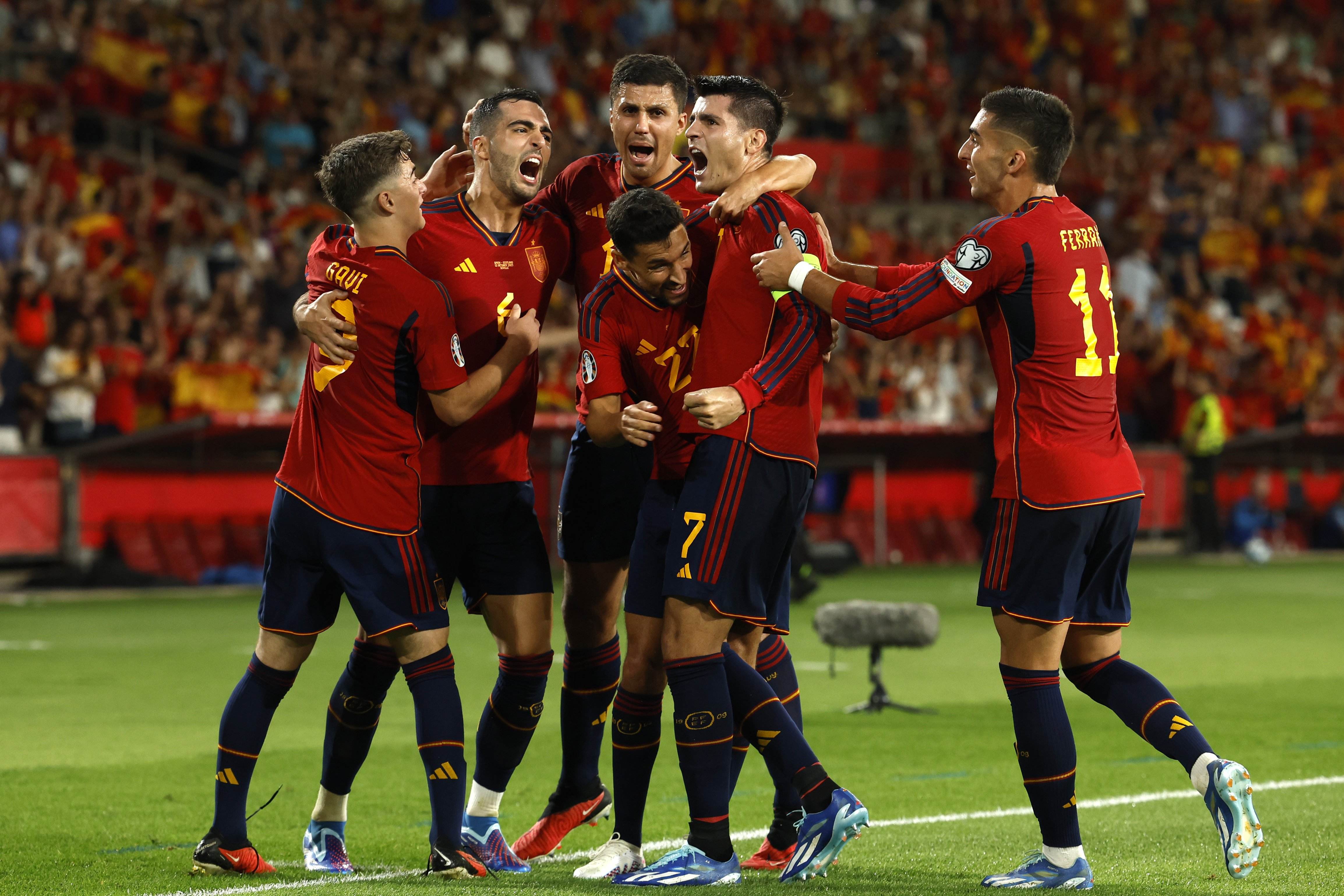 España se toma la revancha ante Escocia y recupera terreno en el Grupo A (2-0)