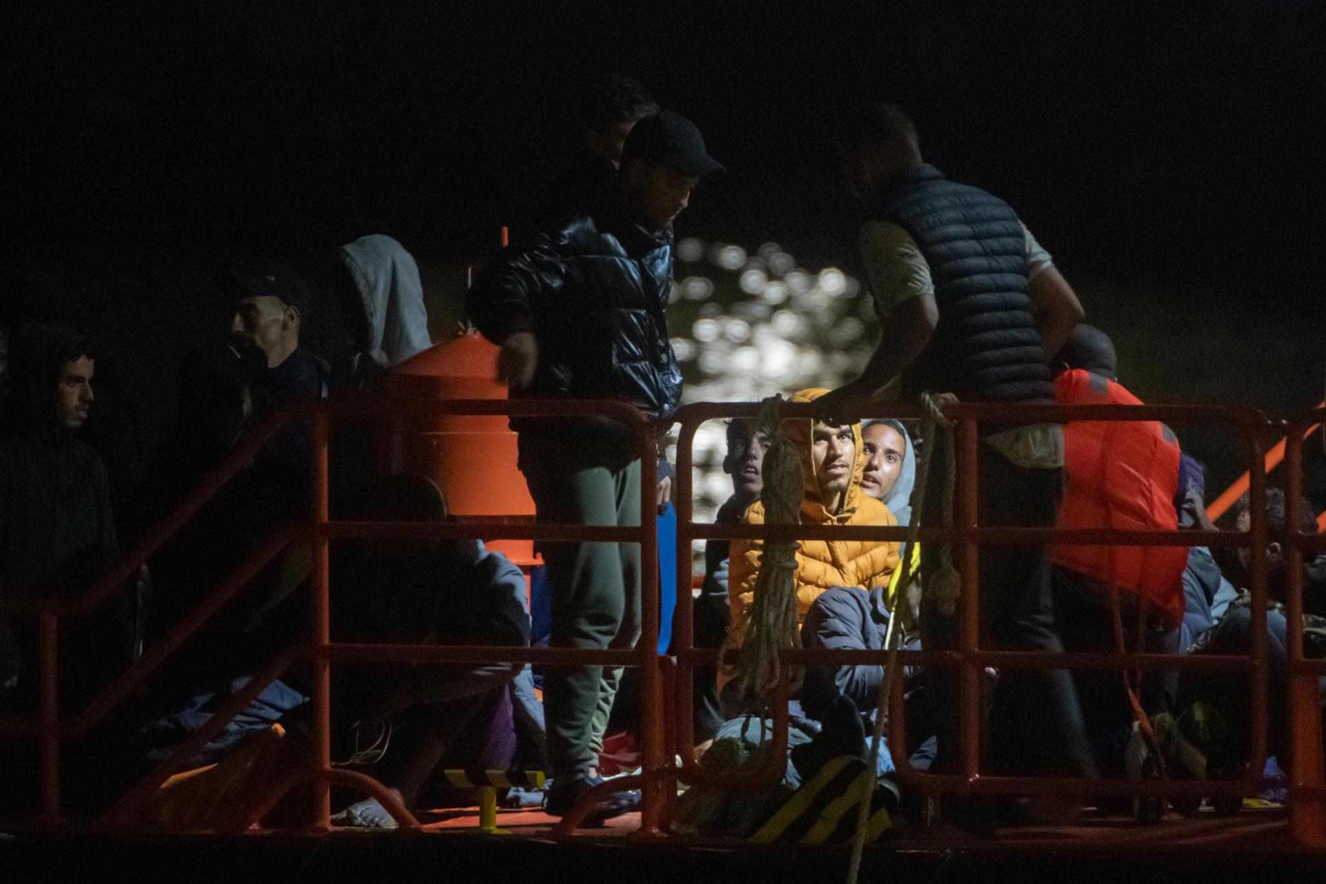 Migrants arriben a la nit a les costes canaries. EFE Migrants arriben a la nit a les costes canaries. EFE