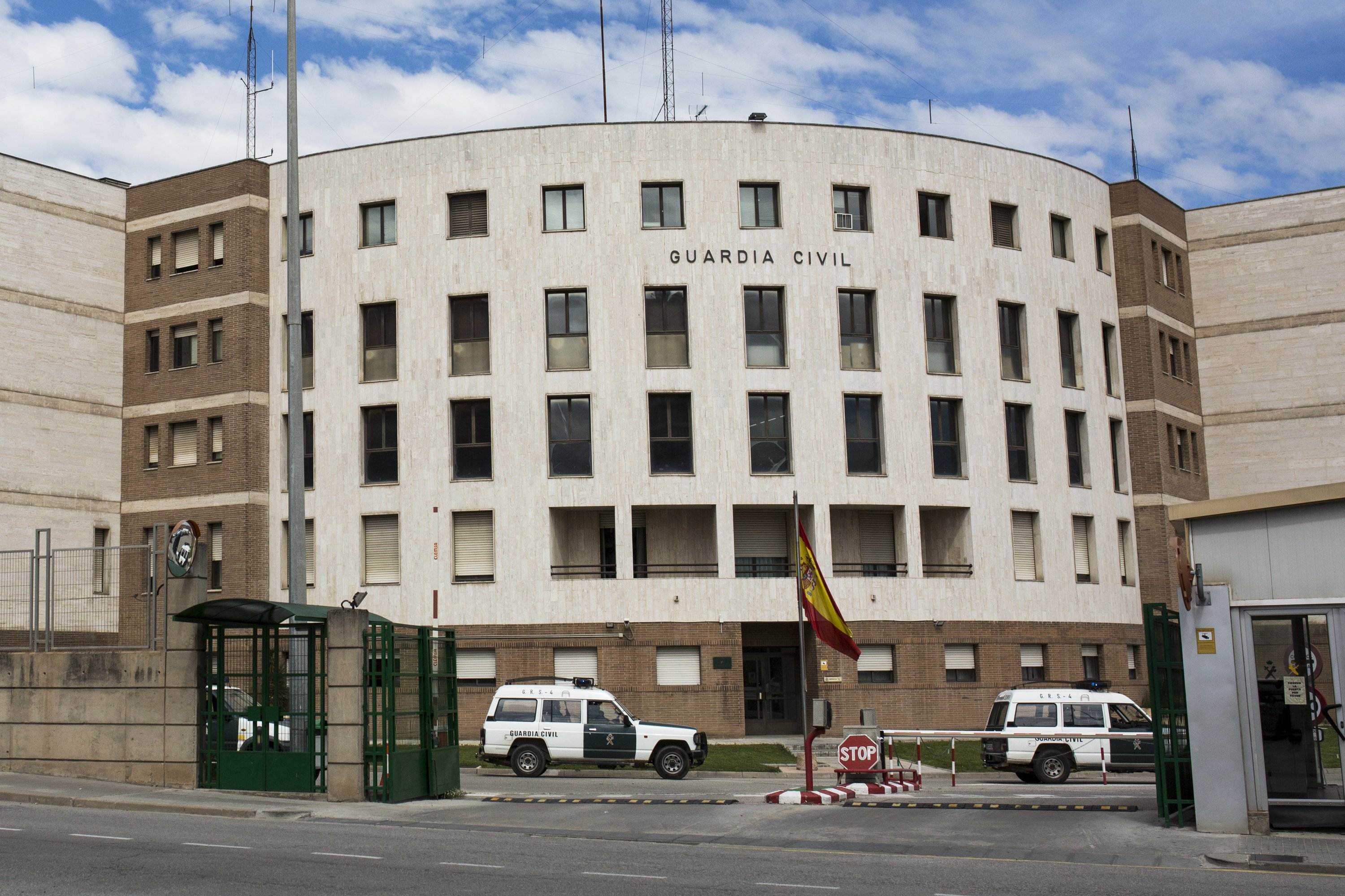 Nadie quiere arreglar las grietas del cuartel de Sant Andreu de la Barca