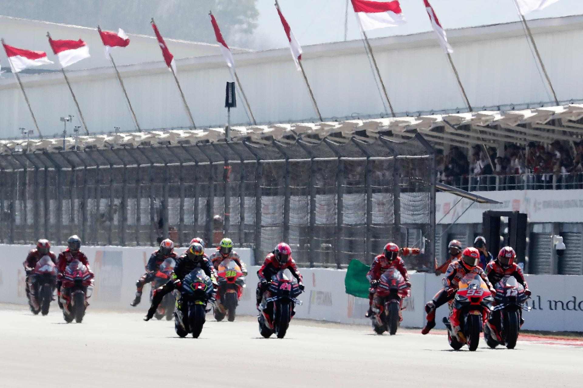 Jorge Martín domina el sprint de Indonesia, ja lidera MotoGP, y Marc Márquez cae