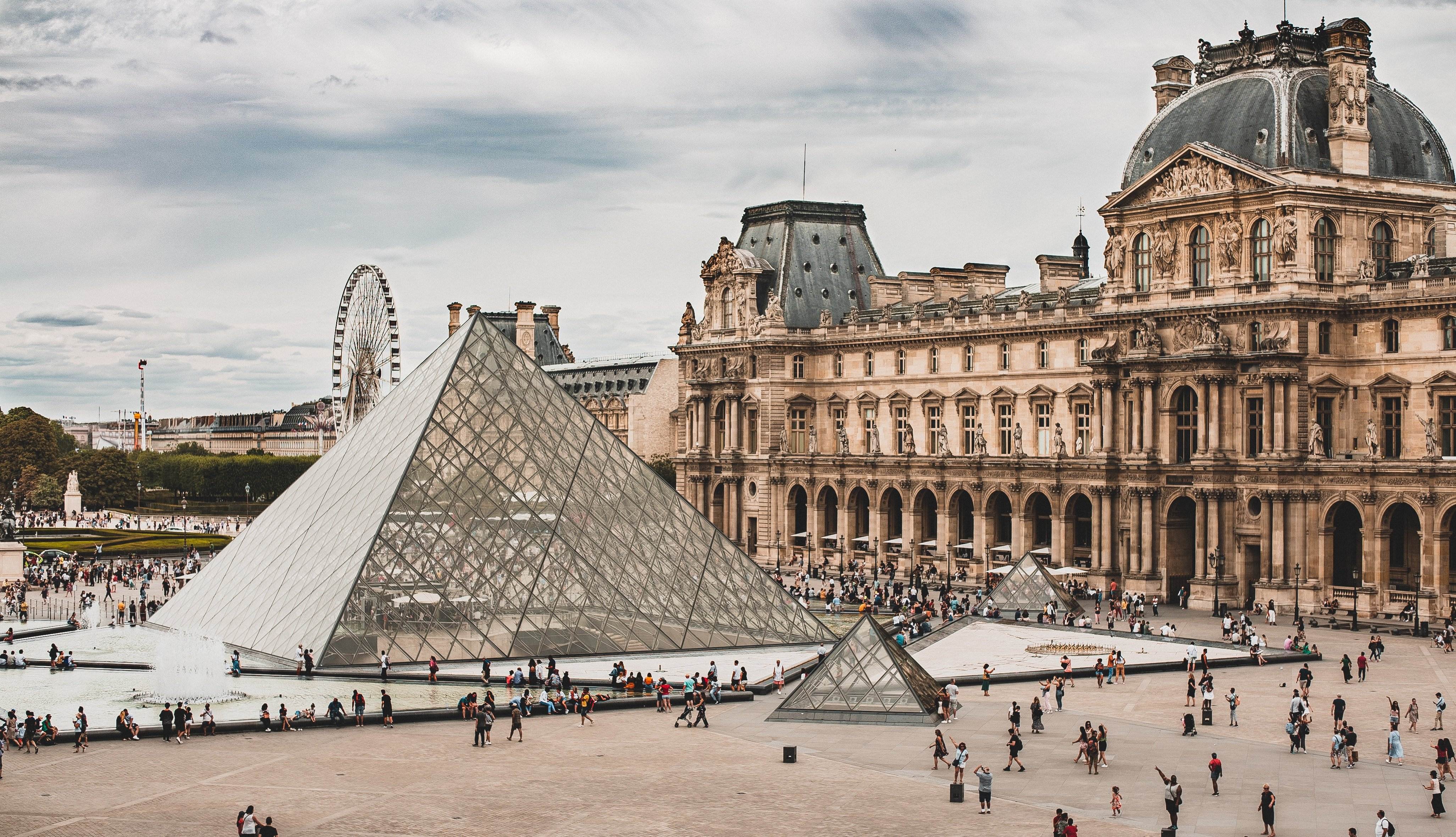 Desalojan el museo del Louvre por una amenaza de bomba