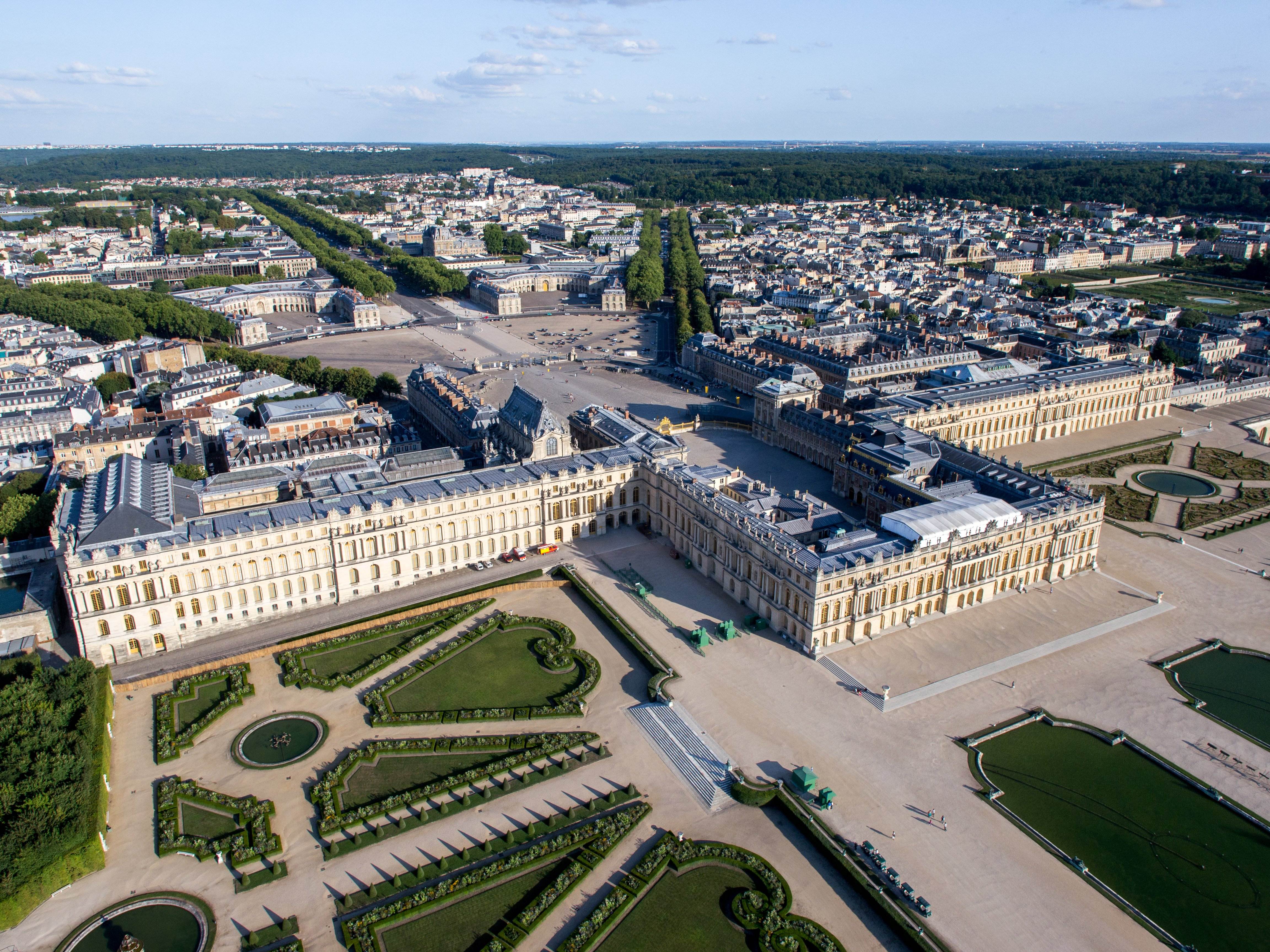 Nous avisos de bomba a França: desallotgen els visitants del Palau de Versalles i la Gare de Lyon