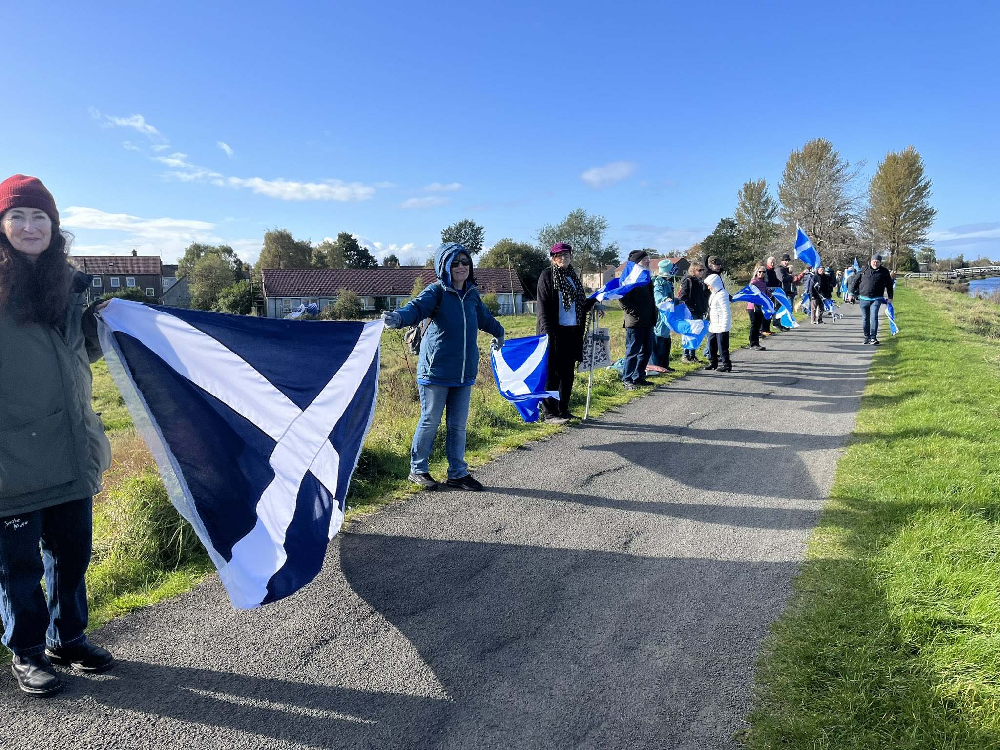 Milers de persones s'uneixen per la independència d'Escòcia en la cadena humana de Glasgow a Edimburg