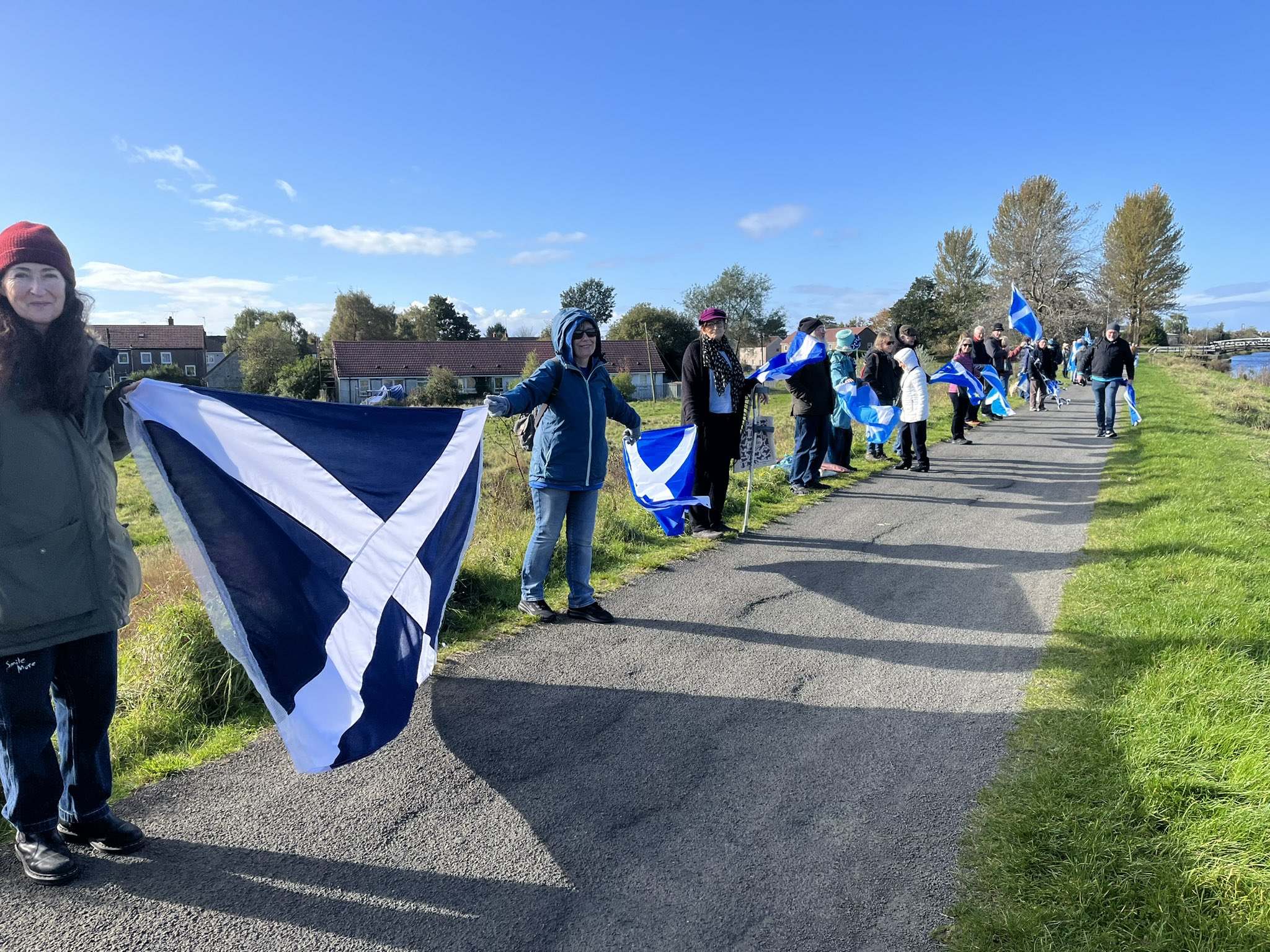 Miles de personas se unen por la independencia de Escocia en la cadena humana de Glasgow a Edimburgo