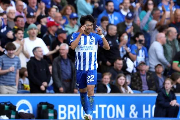 Mitoma, disputando un partido con el Brighton de la Premier League / Foto: EFE