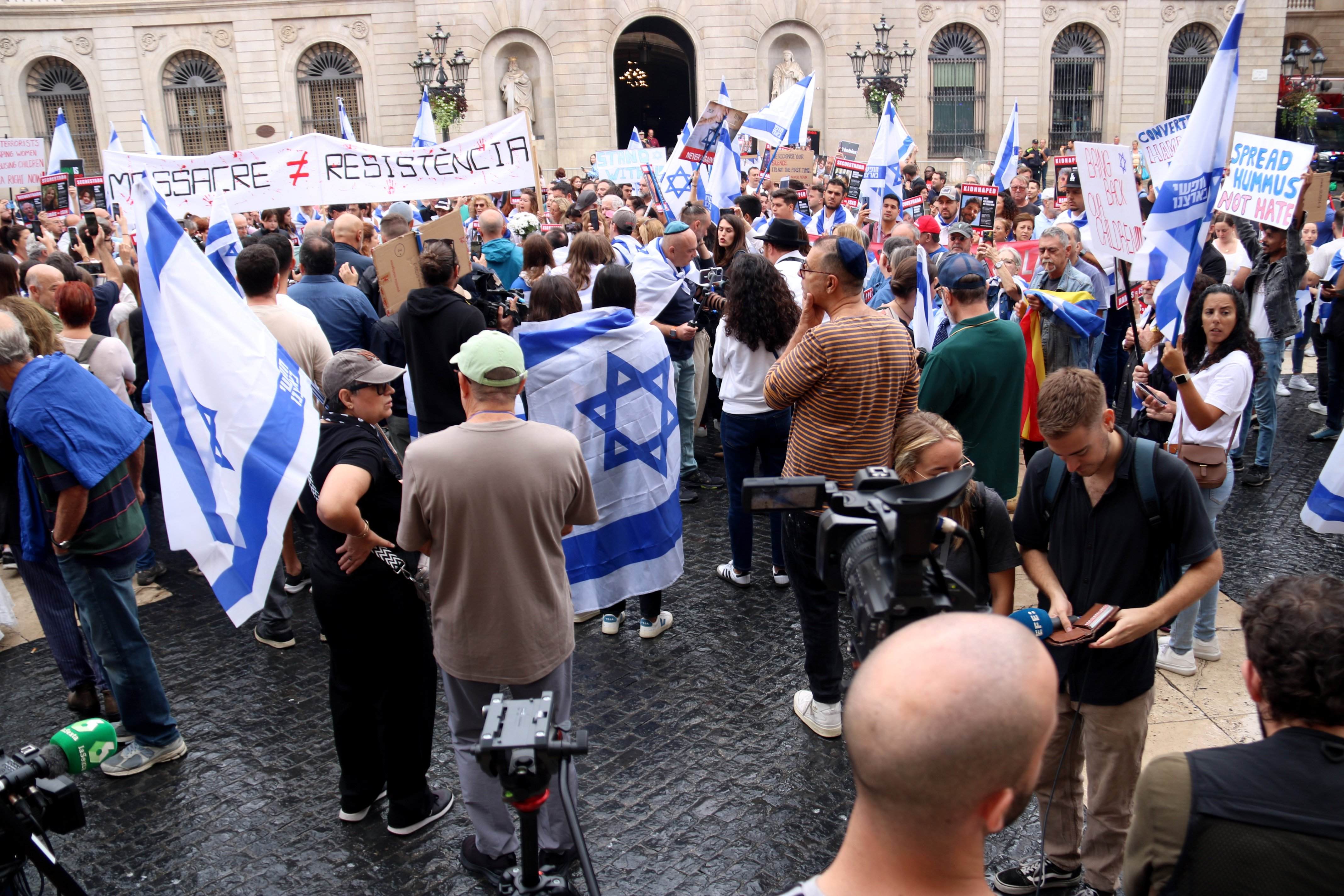 Medio millar de personas se concentran en Barcelona "en solidaridad con las víctimas del terrorismo en Israel"