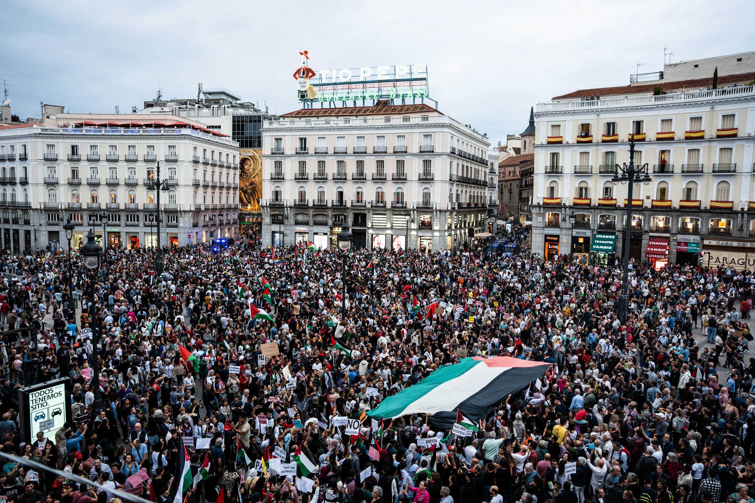 Miles de personas desbordan la Puerta del Sol en apoyo a Palestina: "¡No es una guerra, es un genocidio!"