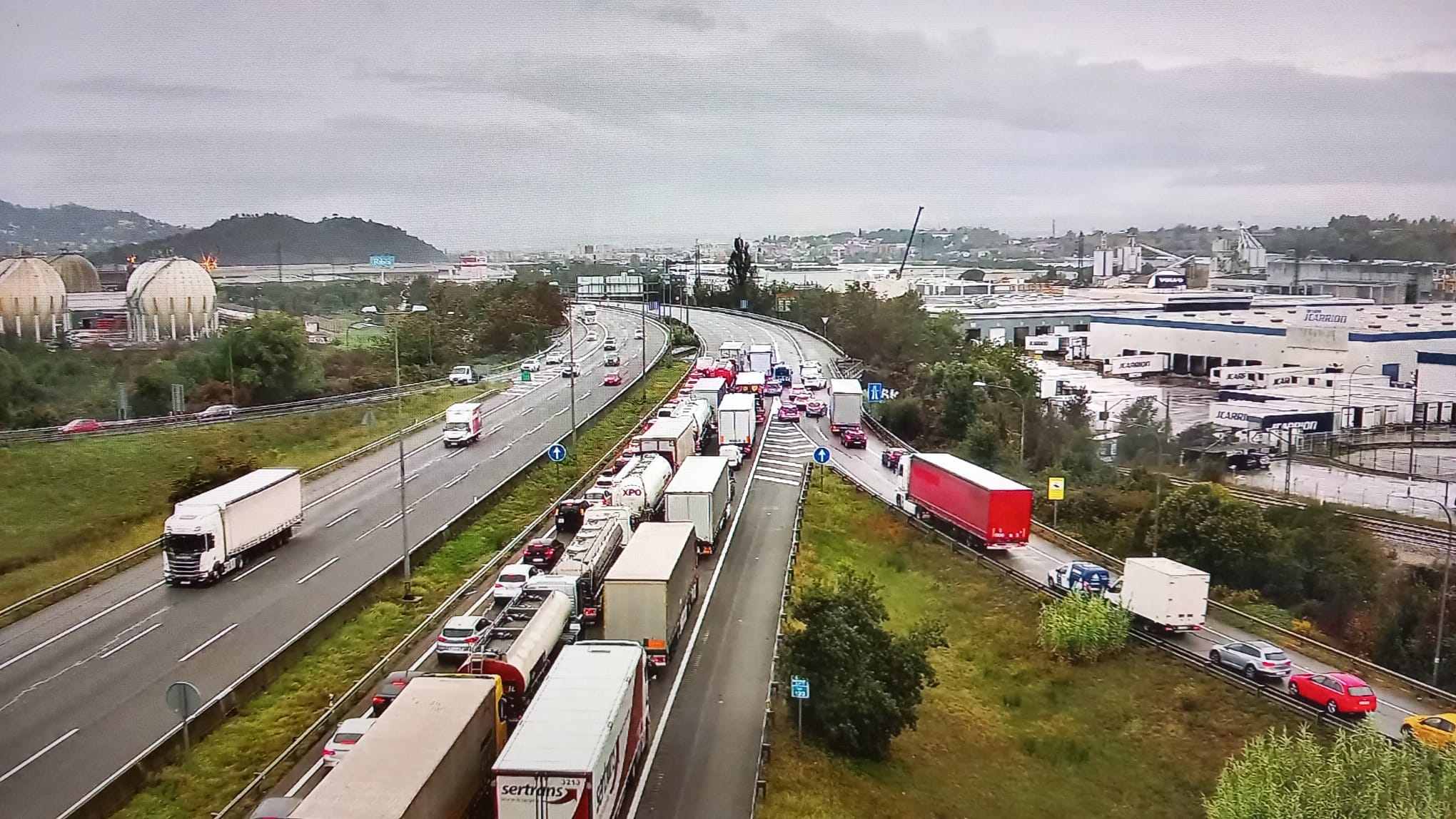 Mañana caótica en las carreteras catalanas: colas kilométricas por un accidente mortal en la ronda de Dalt