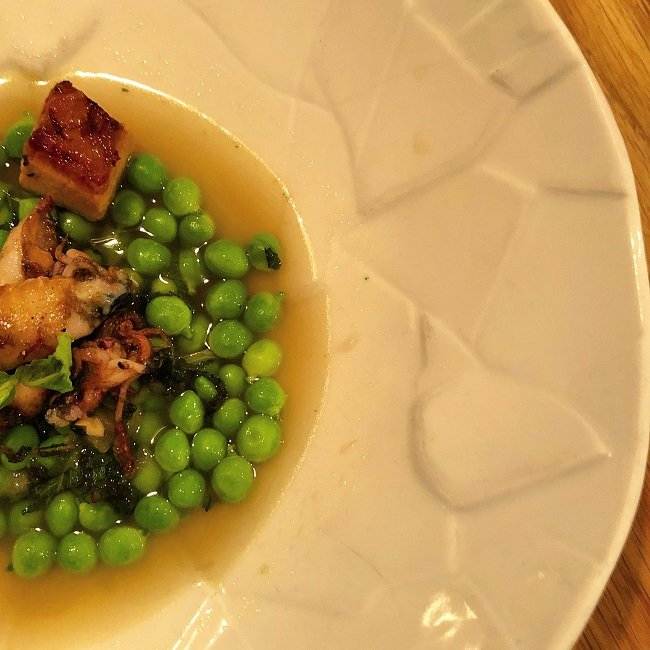 Pèsols de San Andreu de Llavaneras amb calamarsons al toc de menta 