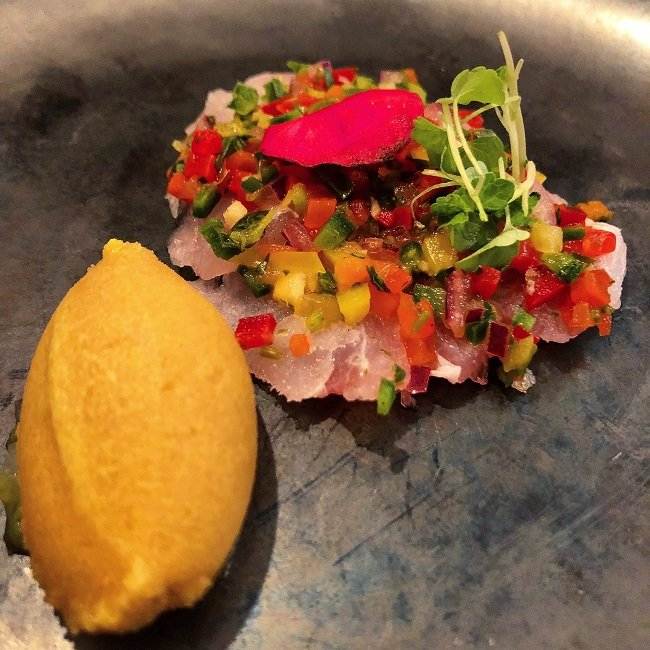 Cebiche de peix de platja amb sorbet de llet de tigre