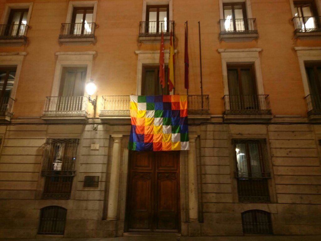 L'Ajuntament de Madrid commemora el 12-O amb una bandera indígena