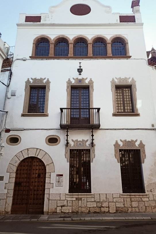 Fachada de la Biblioteca Santiago Rosiñol de Sitges Fachada de la Biblioteca Santiago Rosiñol de Sitges