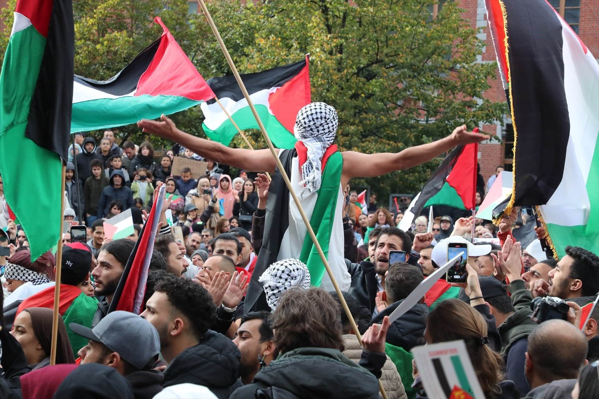 Bruselas investiga el vídeo de una concentración propalestina donde un niño lleva una pistola