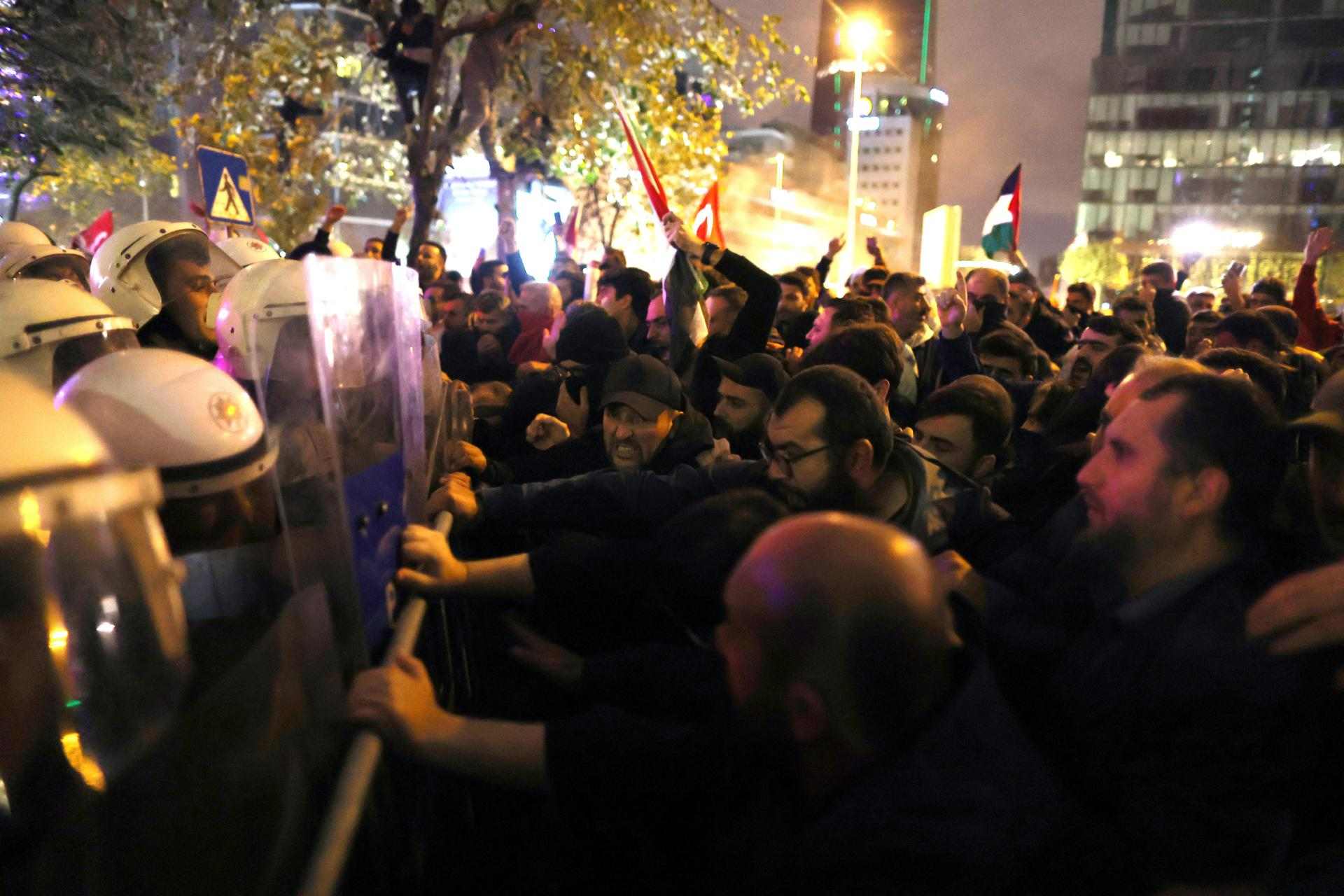 Onada d'indignació per la massacre a l'hospital de Gaza, amb manifestacions arreu del món