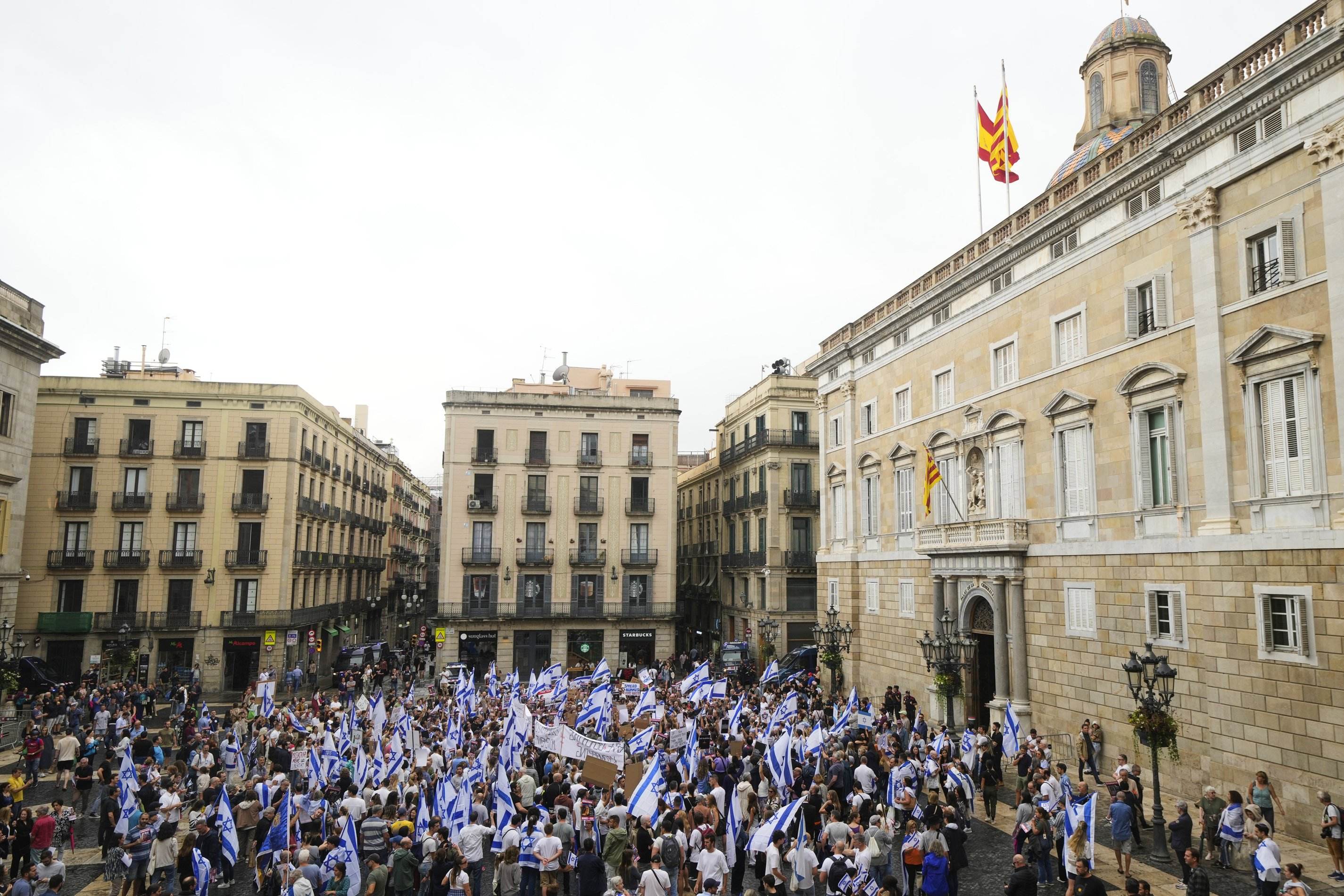 Barcelona, equidistant under Collboni: pro-Israel motion passed, pro-Palestine petition accepted