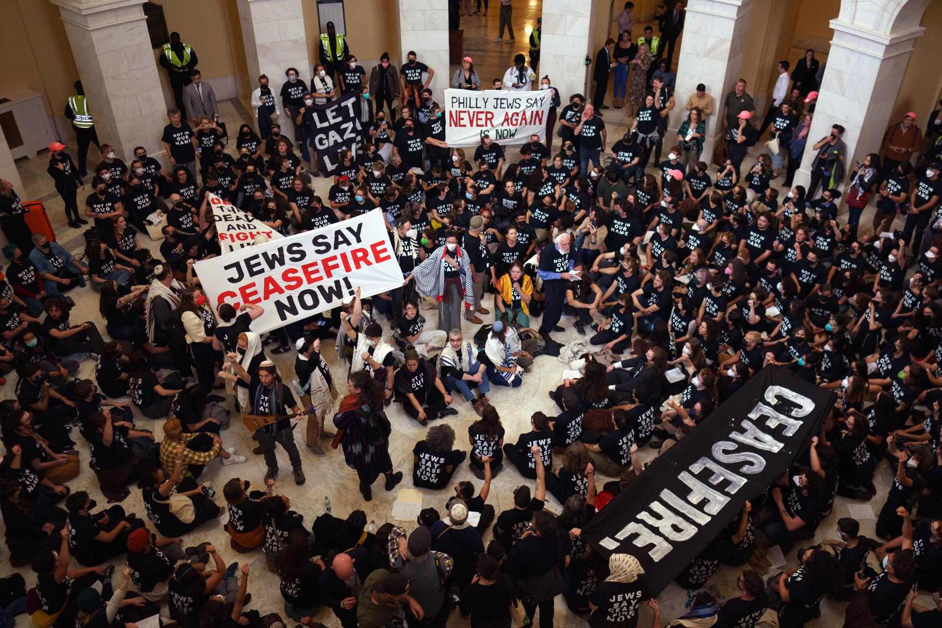 Centenars d'activistes entren al Capitoli de Washington per exigir un alto el foc a Gaza