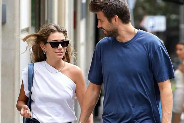 Piqué mira a Clara Chía, Instagram Piqué mira a Clara Chía, Instagram
