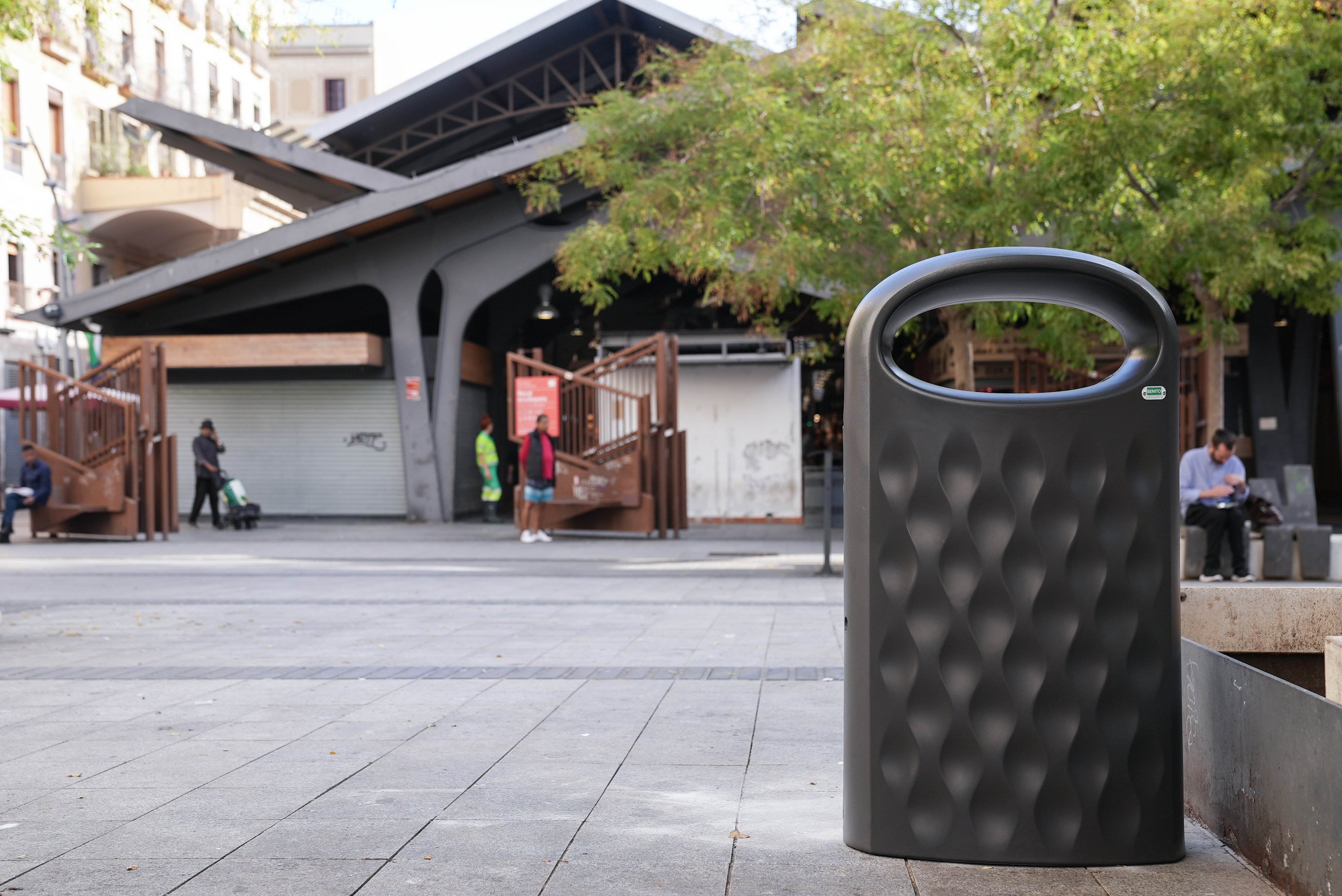 Así son las nuevas papeleras antigaviota instaladas en el distrito de Ciutat Vella de Barcelona