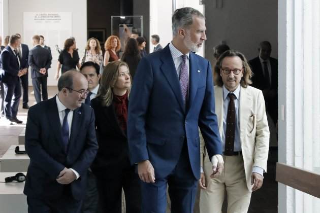 Felipe mira por|para la ventana a la fundación Miró EFE Felipe mira por|para la ventana a la fundación Miró EFE