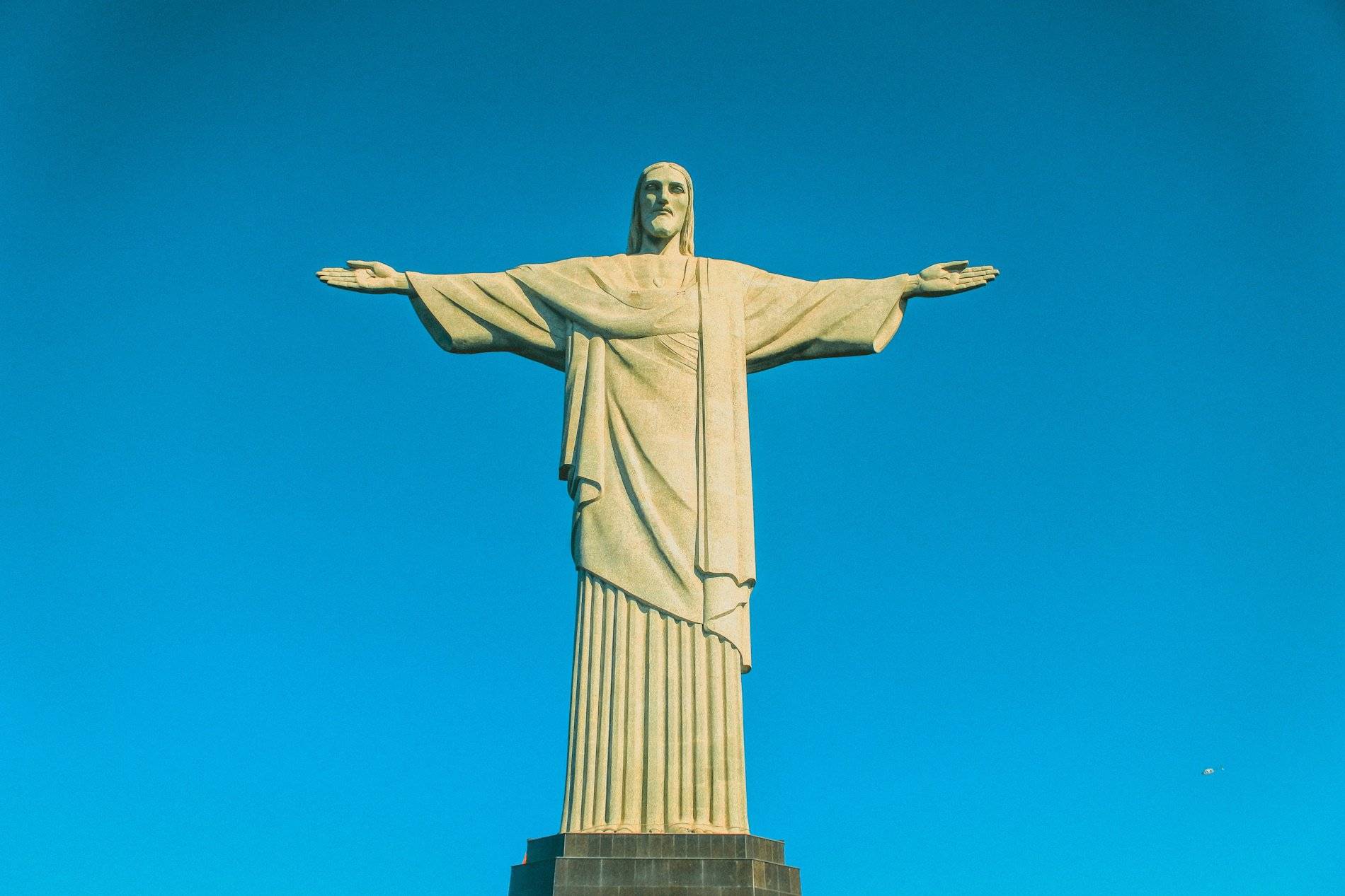 La obra más polémica de Francia llega a España: Existe un Dios creador?