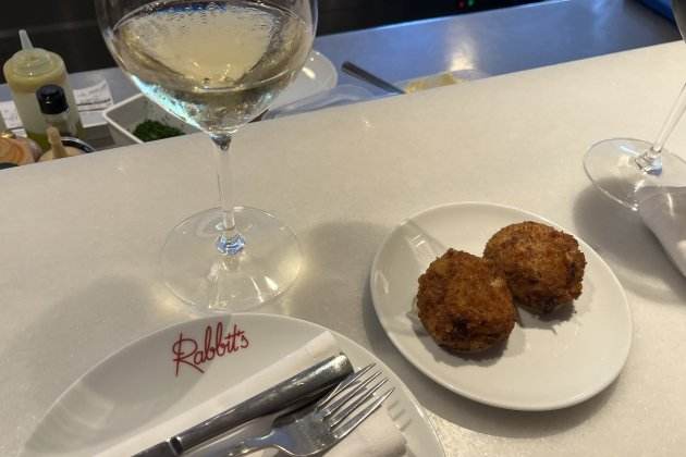 Vino blanco y croquetas de fricandó