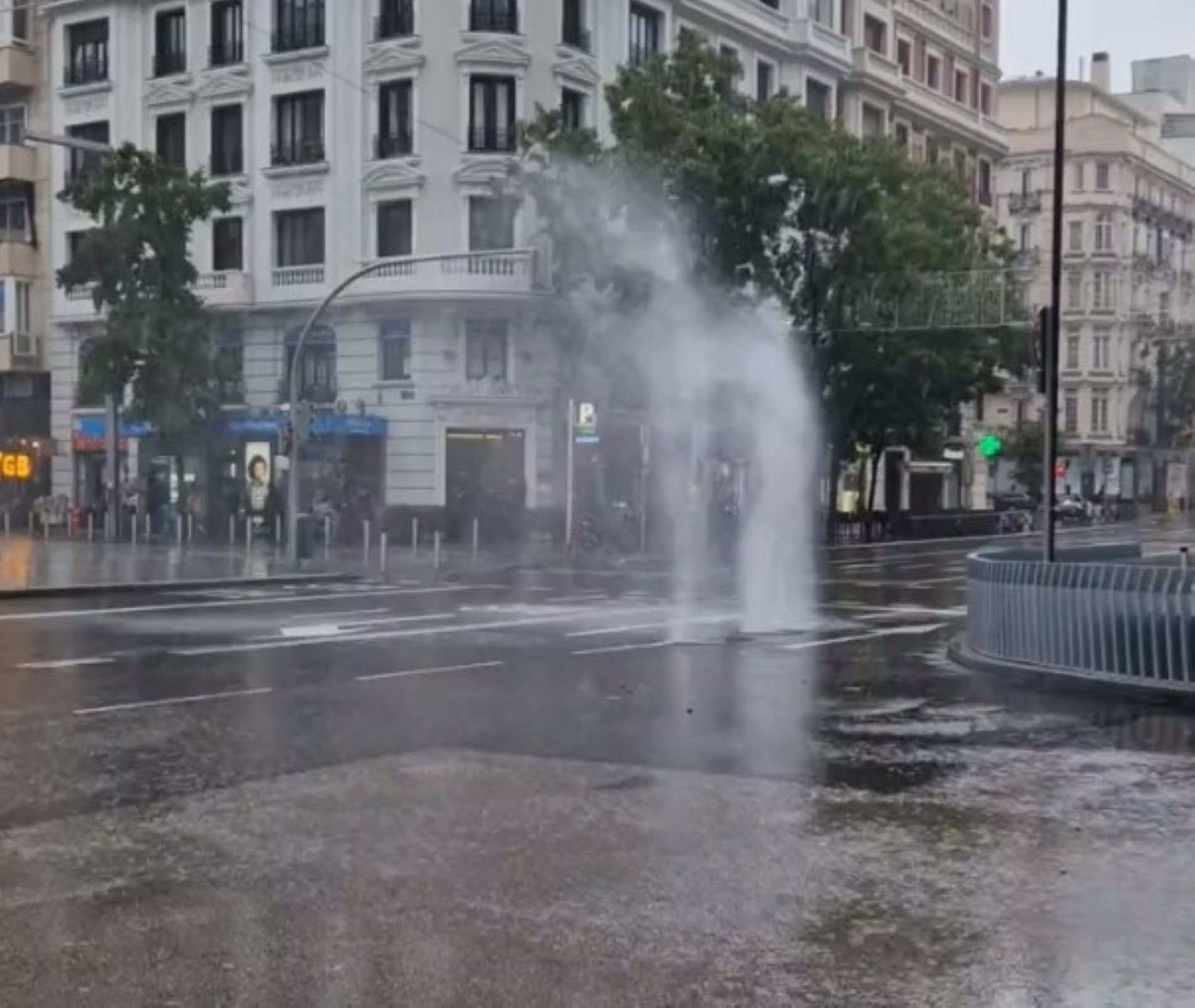 Madrid, sumergida en el caos por una lluvia de récord: un 'géiser' en Goya | VÍDEOS