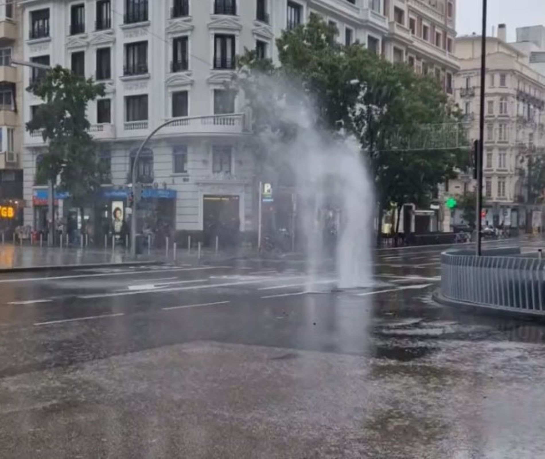 Madrid, submergida en el caos per una pluja de rècord: un 'guèiser' a Goya | VÍDEOS