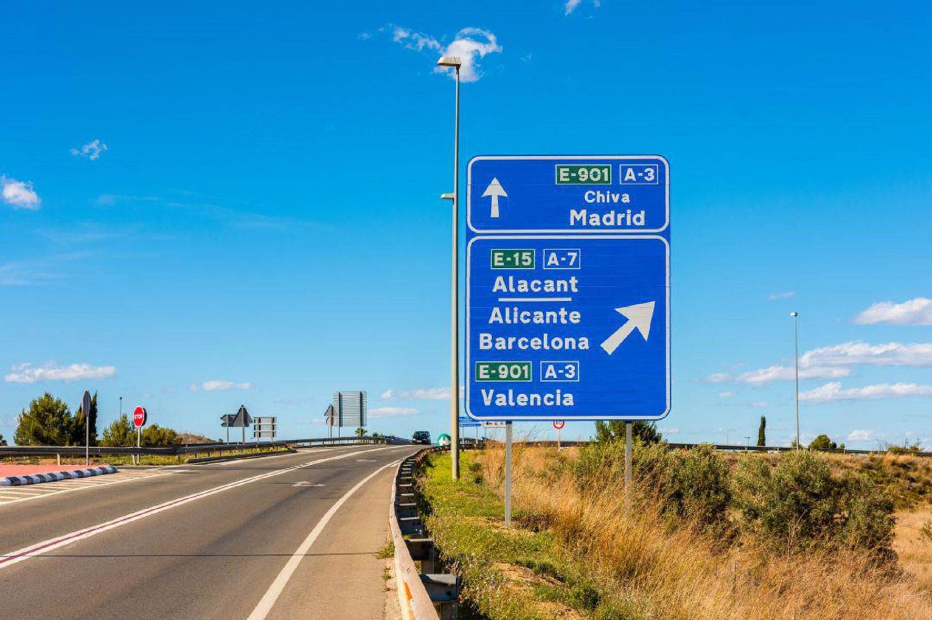 Ofensiva españolista para imponer el castellano en las señales de tráfico de Catalunya