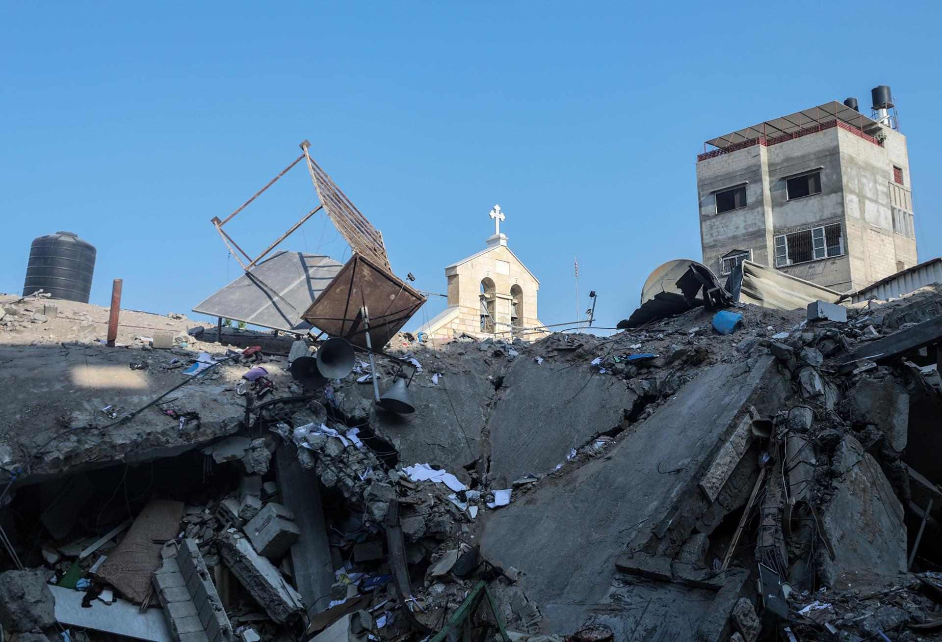 Al menos 18 muertos en un ataque de Israel contra una iglesia ortodoxa de Gaza