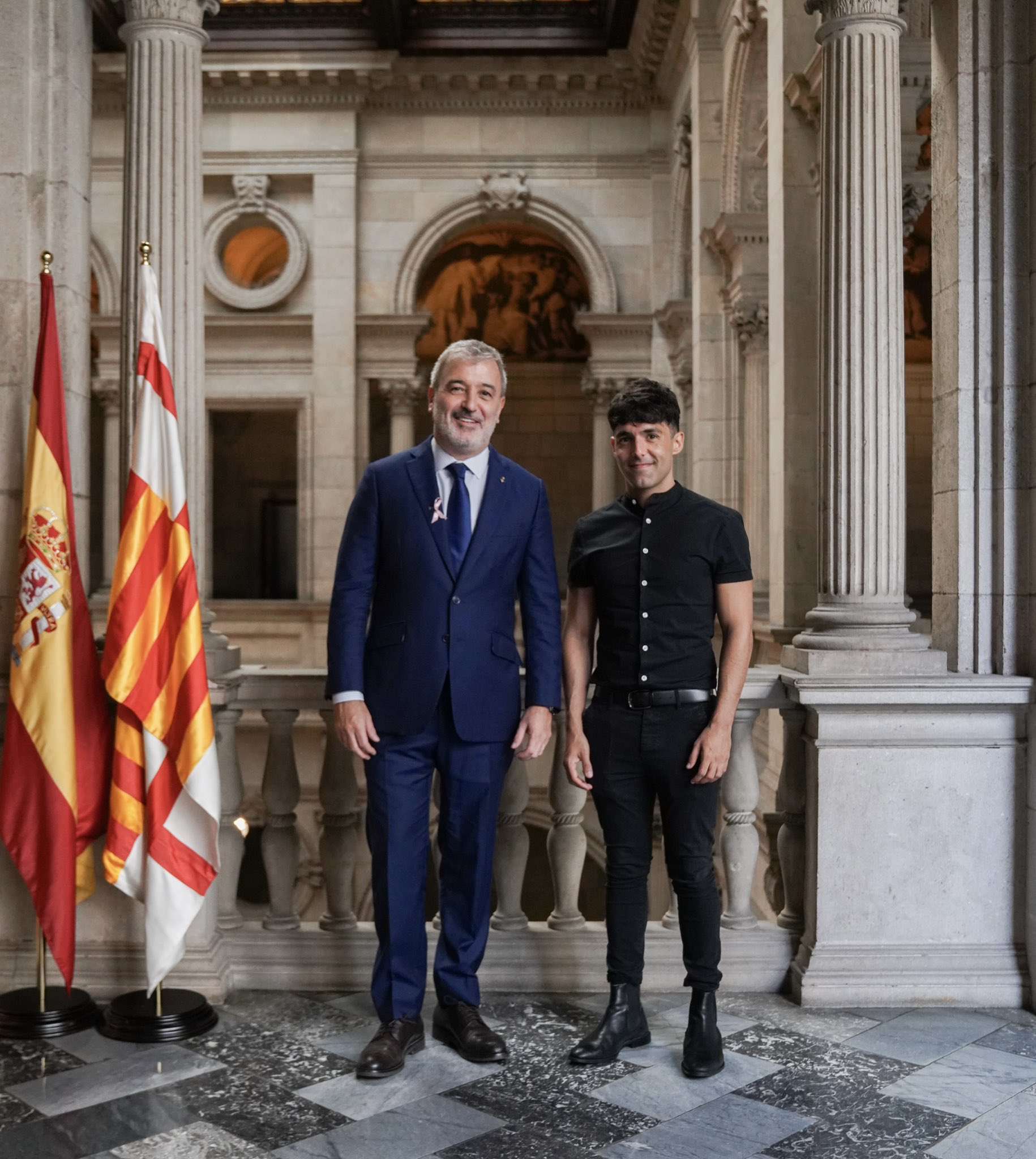 Pluja de crítiques a Collboni per no mostrar la senyera en una fotografia amb el Mago Pop